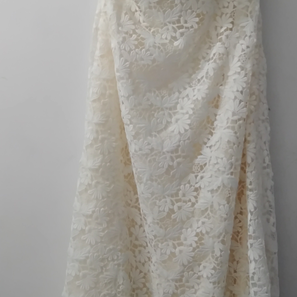 Elegant Strapless Floral Lace Dress in Cream
